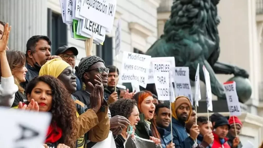 Imagen de archivo de una de las protestas frente al Congreso por la regularización. EFE